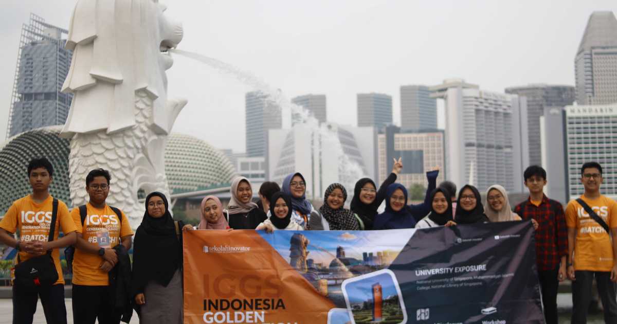 Para peserta IGGS Batch 1 sedang berfoto bersama di belakang patung singa Merlion Park
